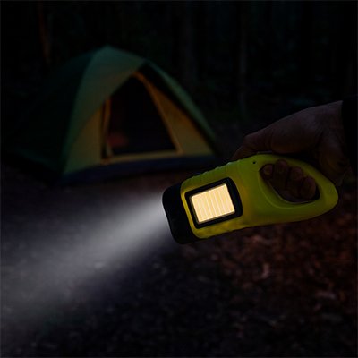 lampe-de-poche-lumiere-main-tente-nuit