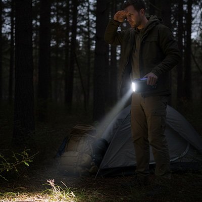 lampe-de-poche-nuit-homme-manteau