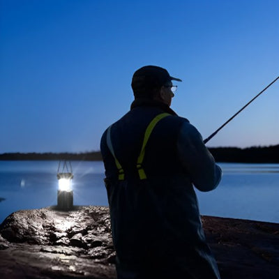 lampe-de-poche-riviere-homme-casquette
