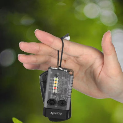 lampe-de-poche-suspendu-doigts