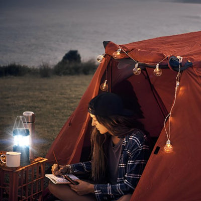 lampe-de-poche-tente-femme-casquette