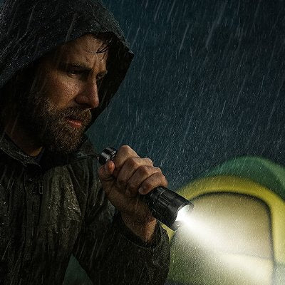 lampe-de-poche-tente-verte-pluie