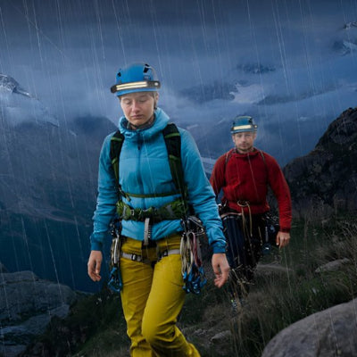 lampe-frontale-couple-fait-randonnee