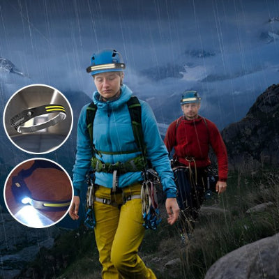 lampe-frontale-couple-marchent-pluie