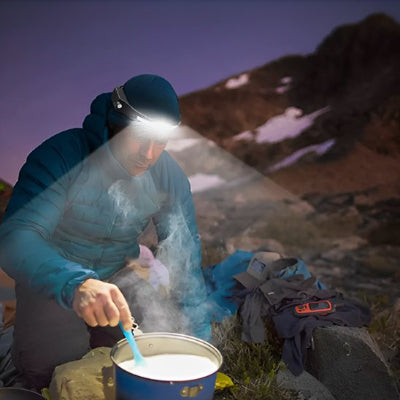 lampe-frontale-homme-cuisine-sauce