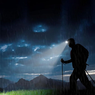lampe-frontale-homme-marche-pluie