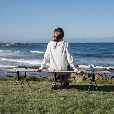 lit-de-camp-femme-assise