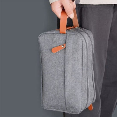 main-trousse-toilette-grise