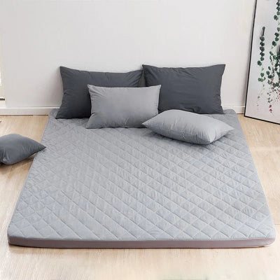 matelas-camging-oreillers-parquet-chambre
