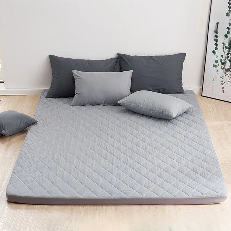 matelas-camging-oreillers-parquet-chambre