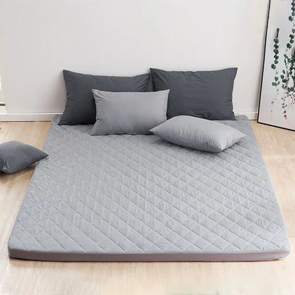 matelas-camging-oreillers-parquet-chambre