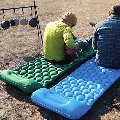 matelas-gonflable-1-personne_hommes-guitare   
