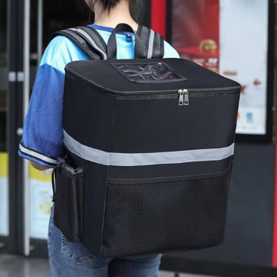 personne-avec-sac-isotherme-bande-grise