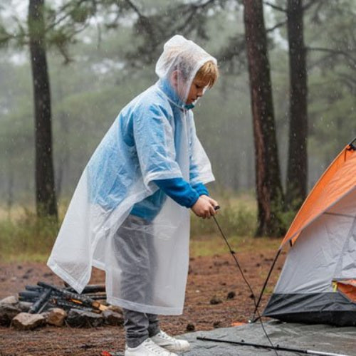 poncho-pluie-blanc-enfant-devant-feu