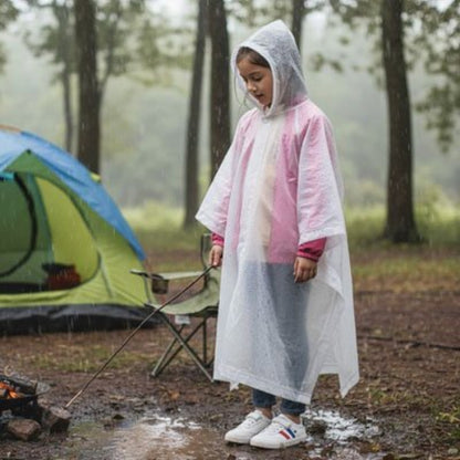 poncho-pluie-blanc-fillette-devant-tente