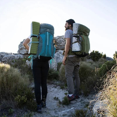 randonneurs-transportent-matelas-camping-lege