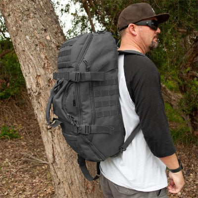 sac-a-dos-randonnee-homme-casquette