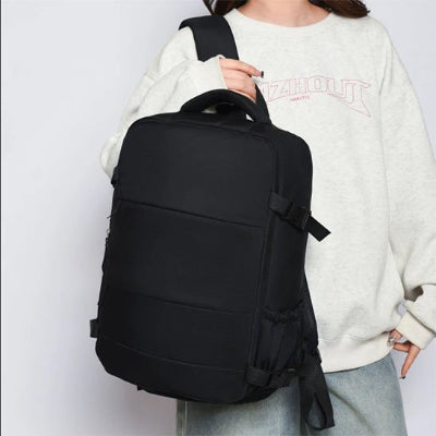 sac-a-dos-voyage-noir-femme-sur-epaule