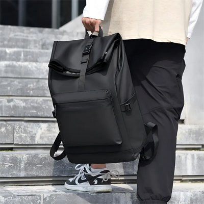 sac-a-dos-voyage-noir-homme-marches