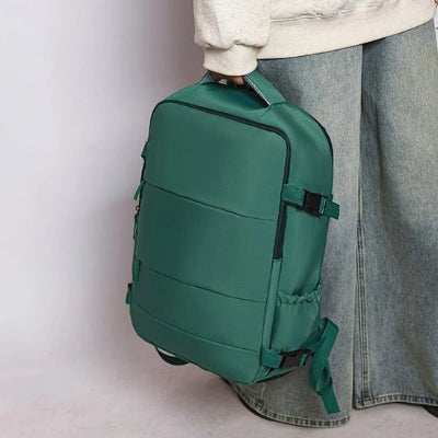 sac-a-dos-voyage-vert-femme-tient