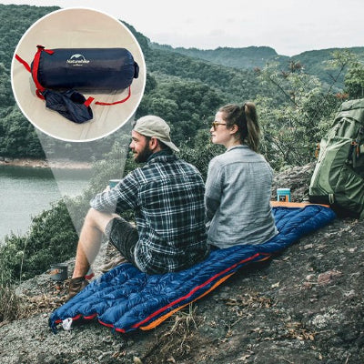 sac-de-couchage-rocher-couple-montagnes