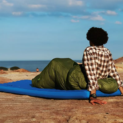 sac-de-couchage-vert-homme-plage