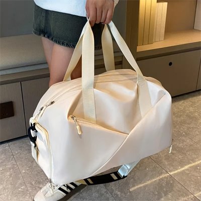 sac-de voyage-femme-main
