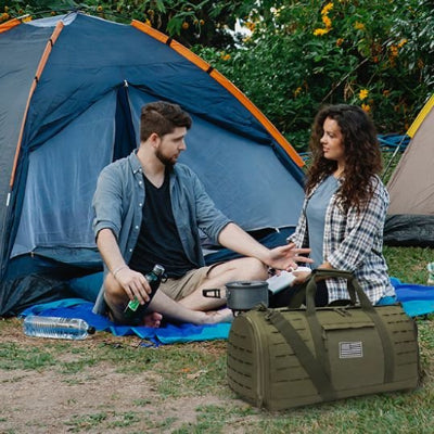 sac-voyage-couple-tente-bleue