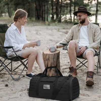 sac-voyage-noir-couple-tasse-cafe