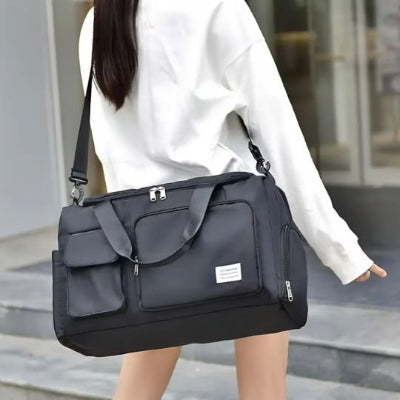 sac-voyage-noir-epaule-gilet-blanc