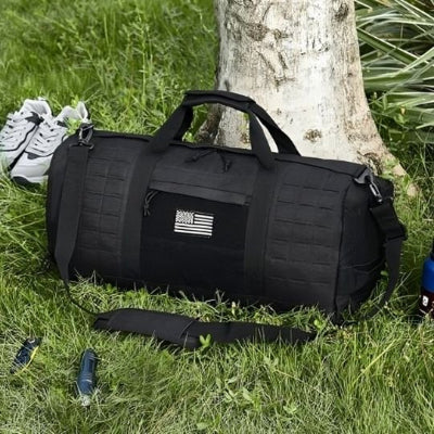 sac-voyage-noir-herbes-espadrilles-blanches