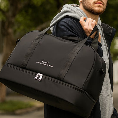 sac-voyage-noir-homme-tient-main