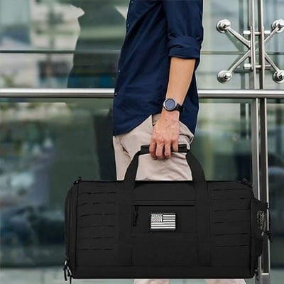 sac-voyage-noir-homme-tient