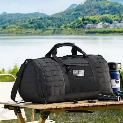 sac-voyage-noir-table-exterieure-eau