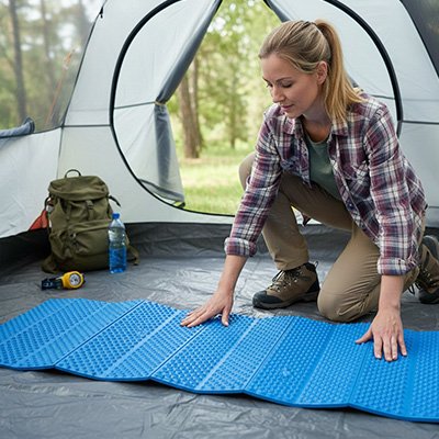 tapis-de-sol-camping-femme-chemise-carreaux