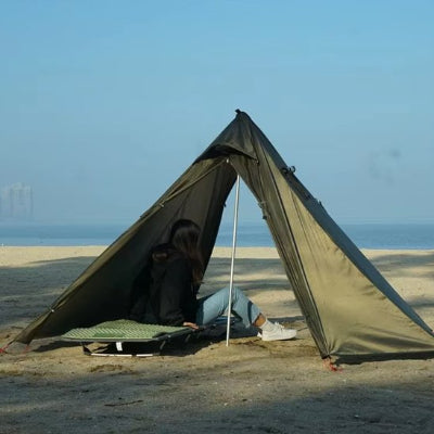 tente-de-camping-plage-femme-couchee