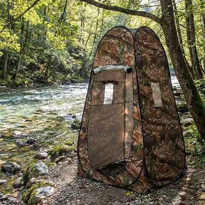tente-de-douche-au-bord-de-la-riviere