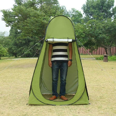 tente-de-douche-homme-debout