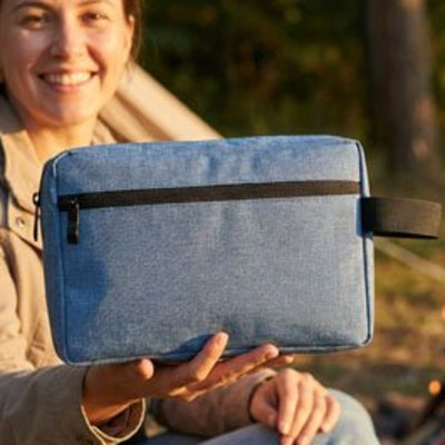 trousse-de-toilette-bleue-femme-sourit