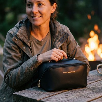 trousse-de-toilette-femme-noire-table-feu