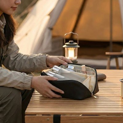 trousse-de-toilette-femme-table-bois-lampe