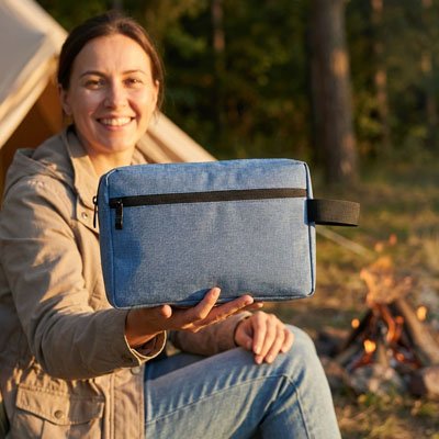 trousse-de-toilette-tente-femme-souriante