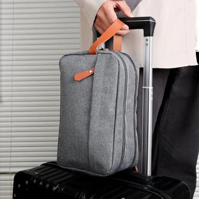 trousse-toilette-grise-main