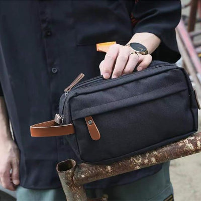 trousse-toilette-noire-main-homme